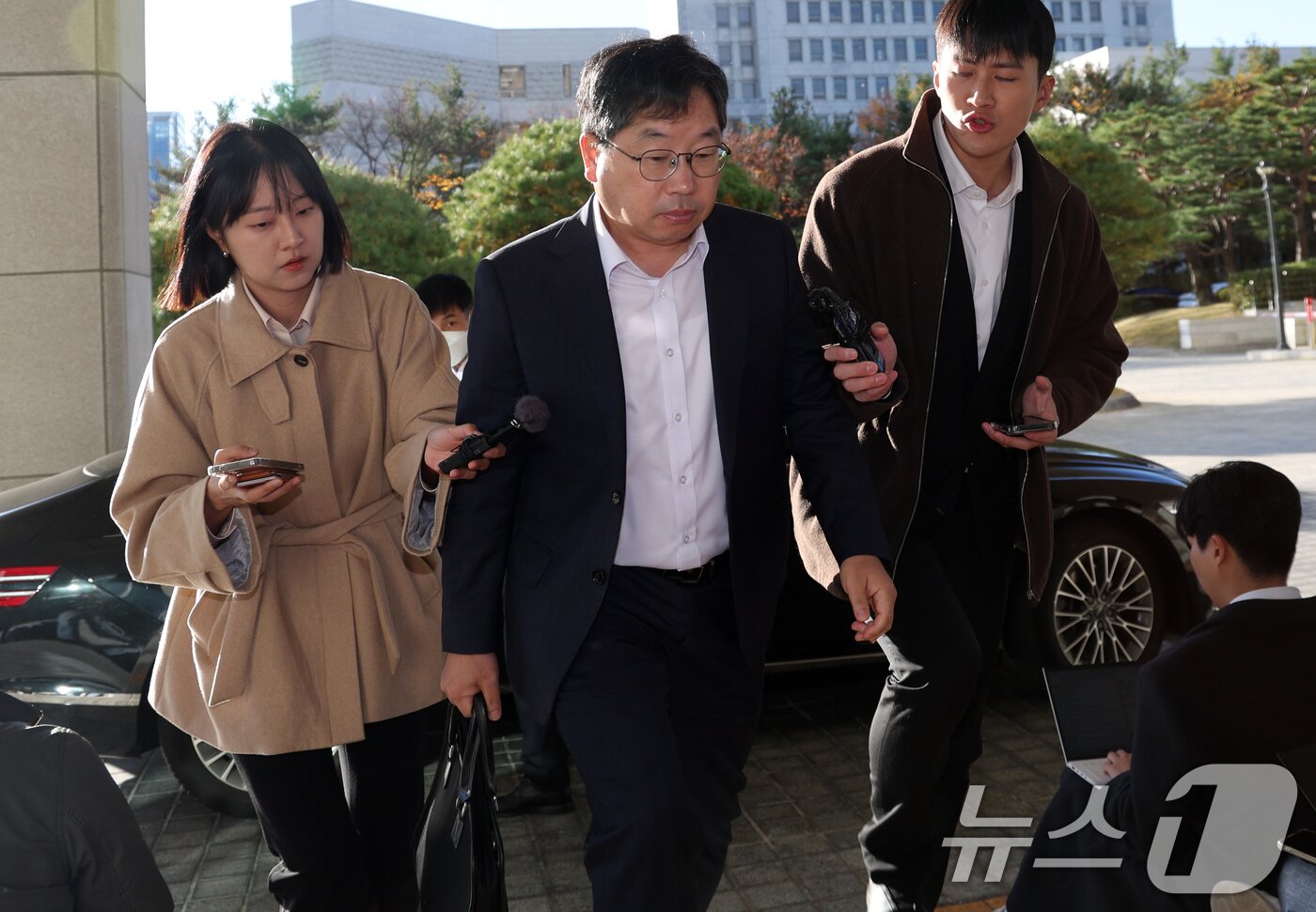 본문 이미지 - 노만석 검찰총장 직무대행이 10일 오전 서울 서초구 대검찰청으로 출근하고 있다. 2025.11.10/뉴스1 ⓒ News1 김명섭 기자