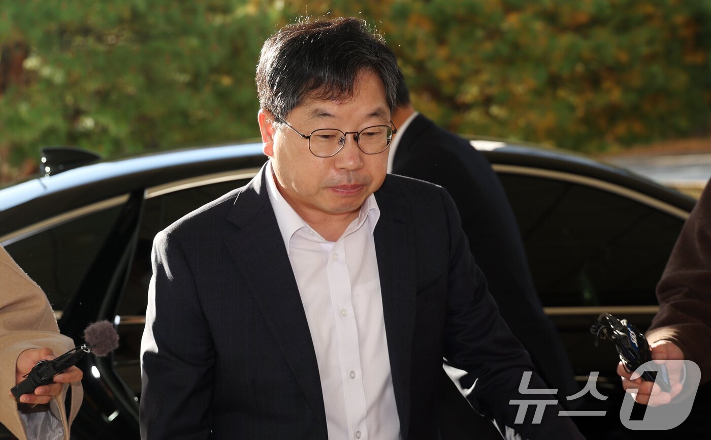 본문 이미지 - 노만석 검찰총장 직무대행이 10일 오전 서울 서초구 대검찰청으로 출근하고 있다. 2025.11.10/뉴스1 ⓒ News1 김명섭 기자