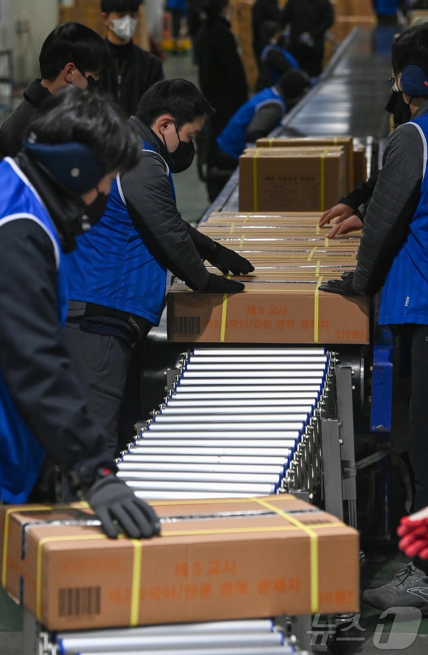 본문 이미지 - 2026학년도 대학수학능력시험을 사흘 앞둔 10일 오전 세종시의 한 인쇄공장에서 관계자들이 수능 문제지와 답안지를 전국 시도 교육청으로 배부하기 위해 차량으로 옮기고 있다.  &#40;공동취재&#41; 2025.11.10/뉴스1