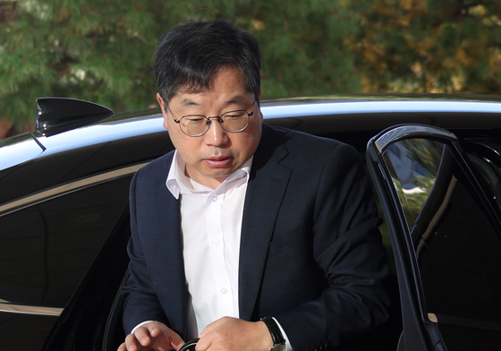 차량에서 내리는 노만석