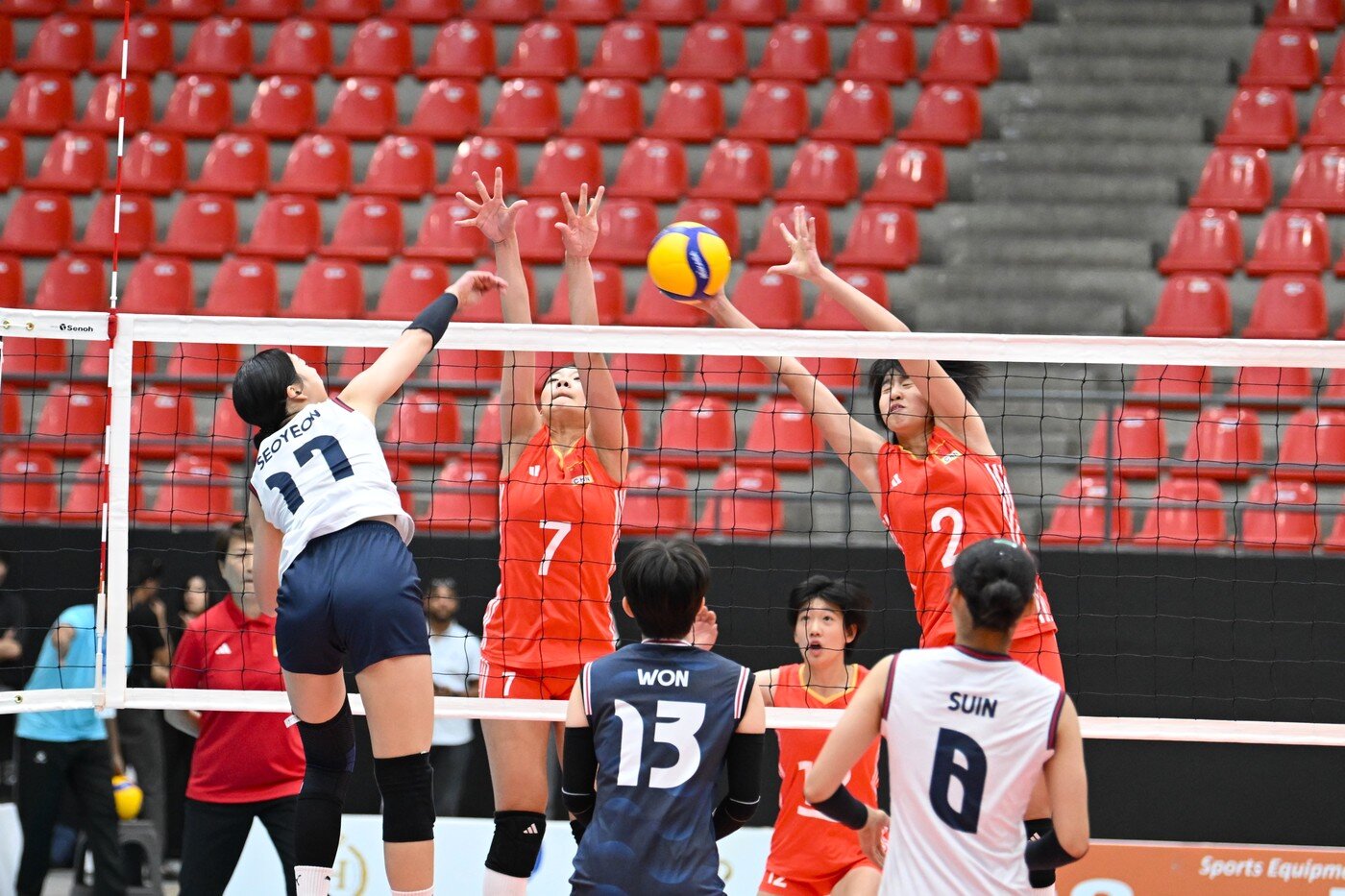 본문 이미지 - 중국을 상대로 공격하는 손서연&#40; 아시아배구연맹 제공&#41;