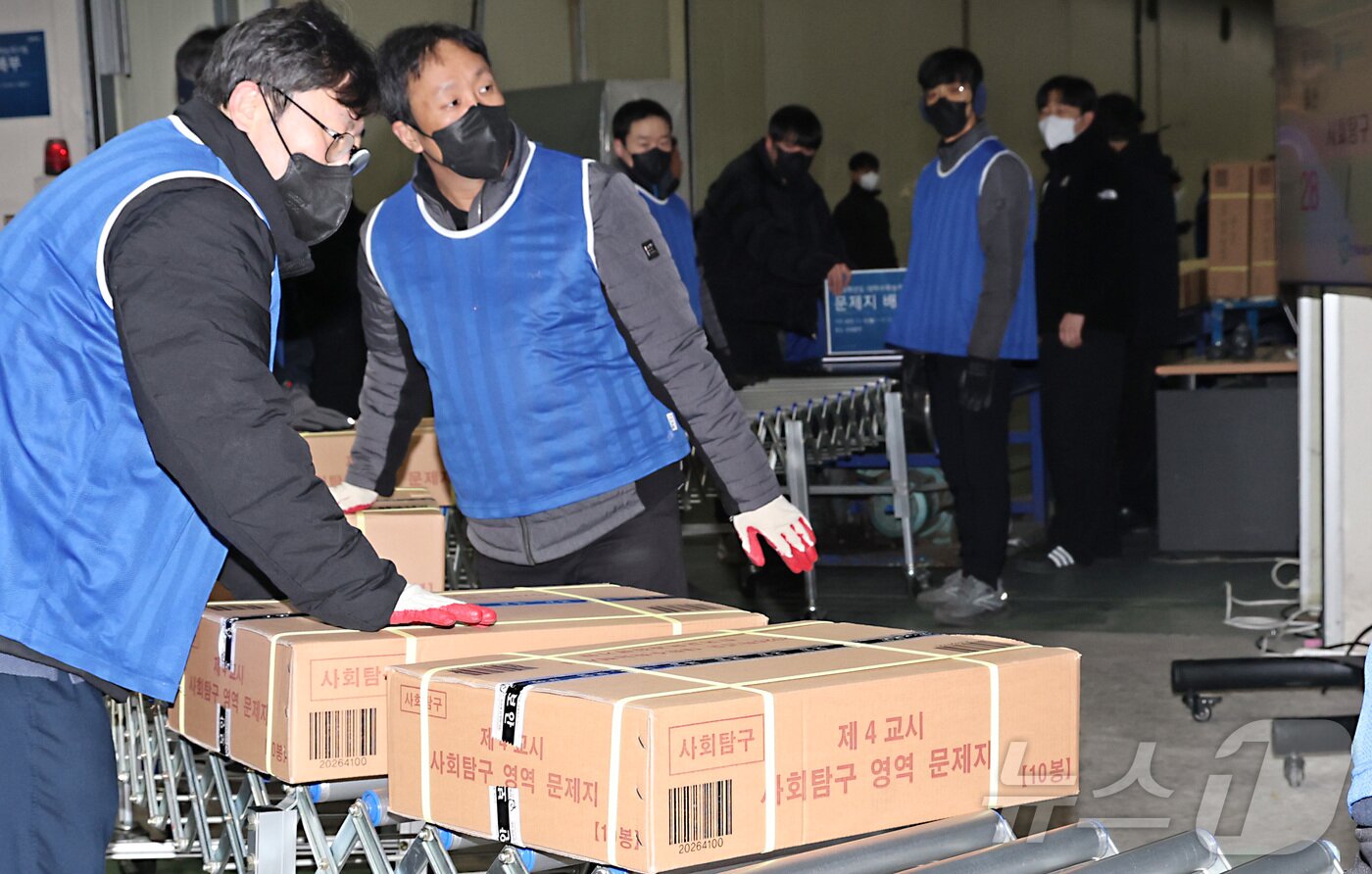 본문 이미지 - 2026학년도 대학수학능력시험을 사흘 앞둔 10일 오전 세종시의 한 인쇄공장에서 관계자들이 수능 문제지와 답안지를 전국 시도 교육청으로 배부하기 위해 차량으로 옮기고 있다.  2025.11.10/뉴스1 ⓒ News1 김기남 기자