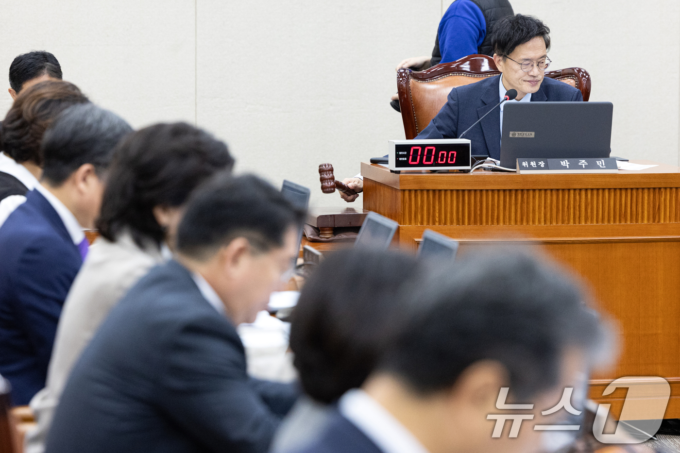 (서울=뉴스1) 이승배 기자 = 10일 서울 여의도 국회에서 열린 제429회국회(정기회) 보건복지위원회 제7차 전체회의에서 박주민 위원장이 조남제 전 한국농아인협회 중앙회 사무총장 …