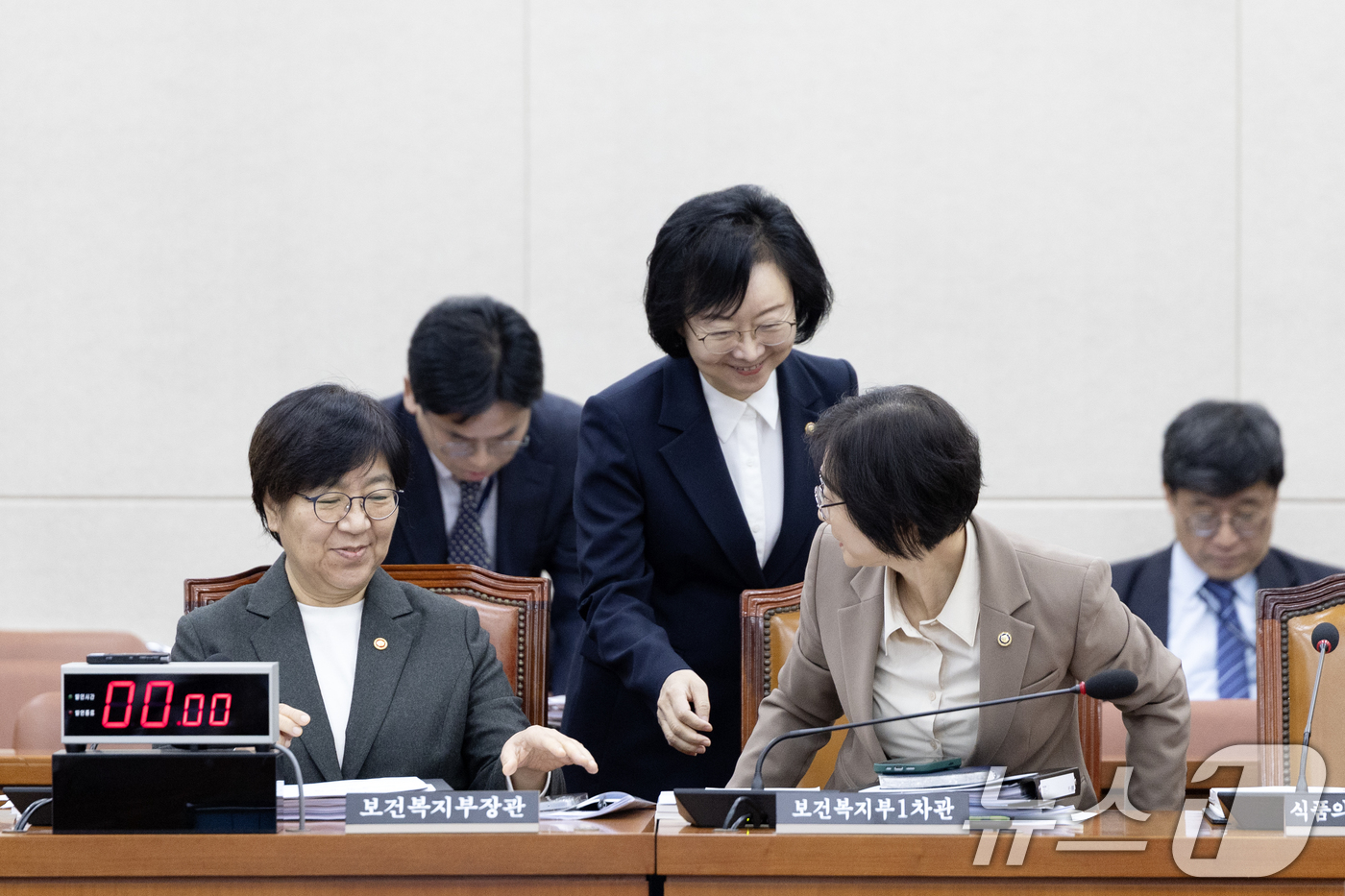 (서울=뉴스1) 이승배 기자 = 정은경 보건복지부 장관이 10일 서울 여의도 국회에서 열린 제429회국회(정기회) 보건복지위원회 제7차 전체회의에 출석해 이스란 제1차관, 오유경 …