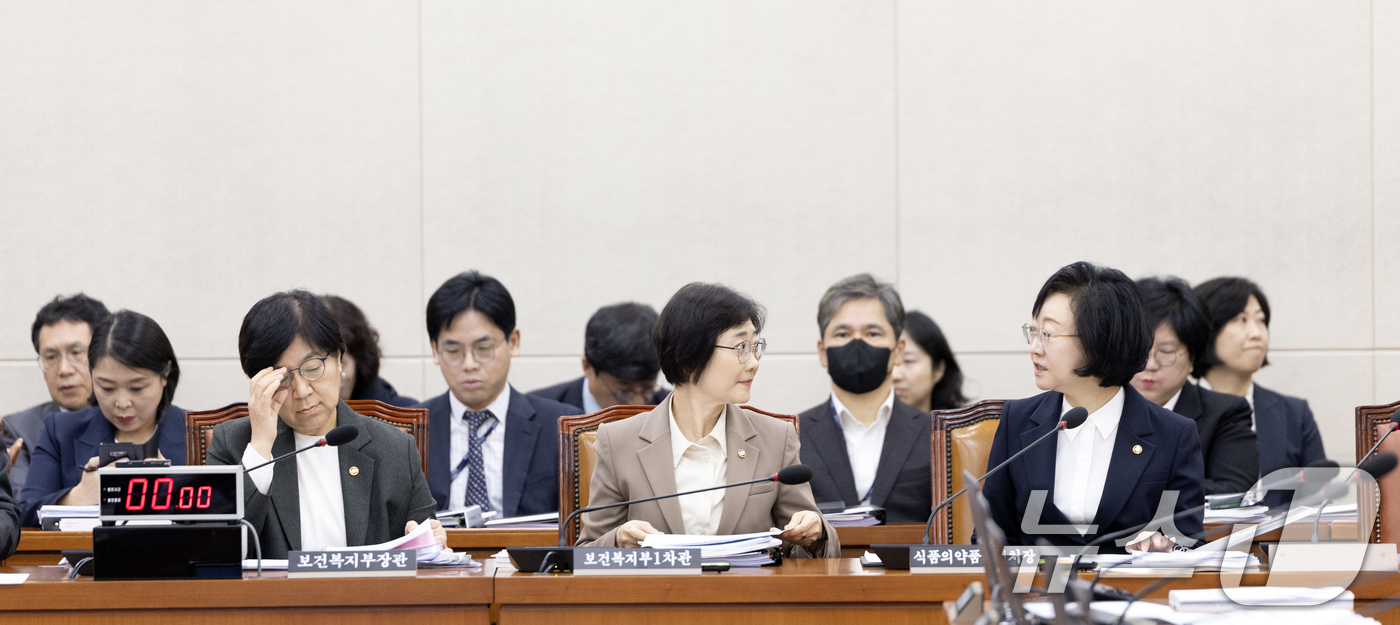 (서울=뉴스1) 이승배 기자 = 이스란 보건복지부 제1차관과 오유경 식품의약품안전처장이 10일 서울 여의도 국회에서 열린 제429회국회(정기회) 보건복지위원회 제7차 전체회의에 출 …