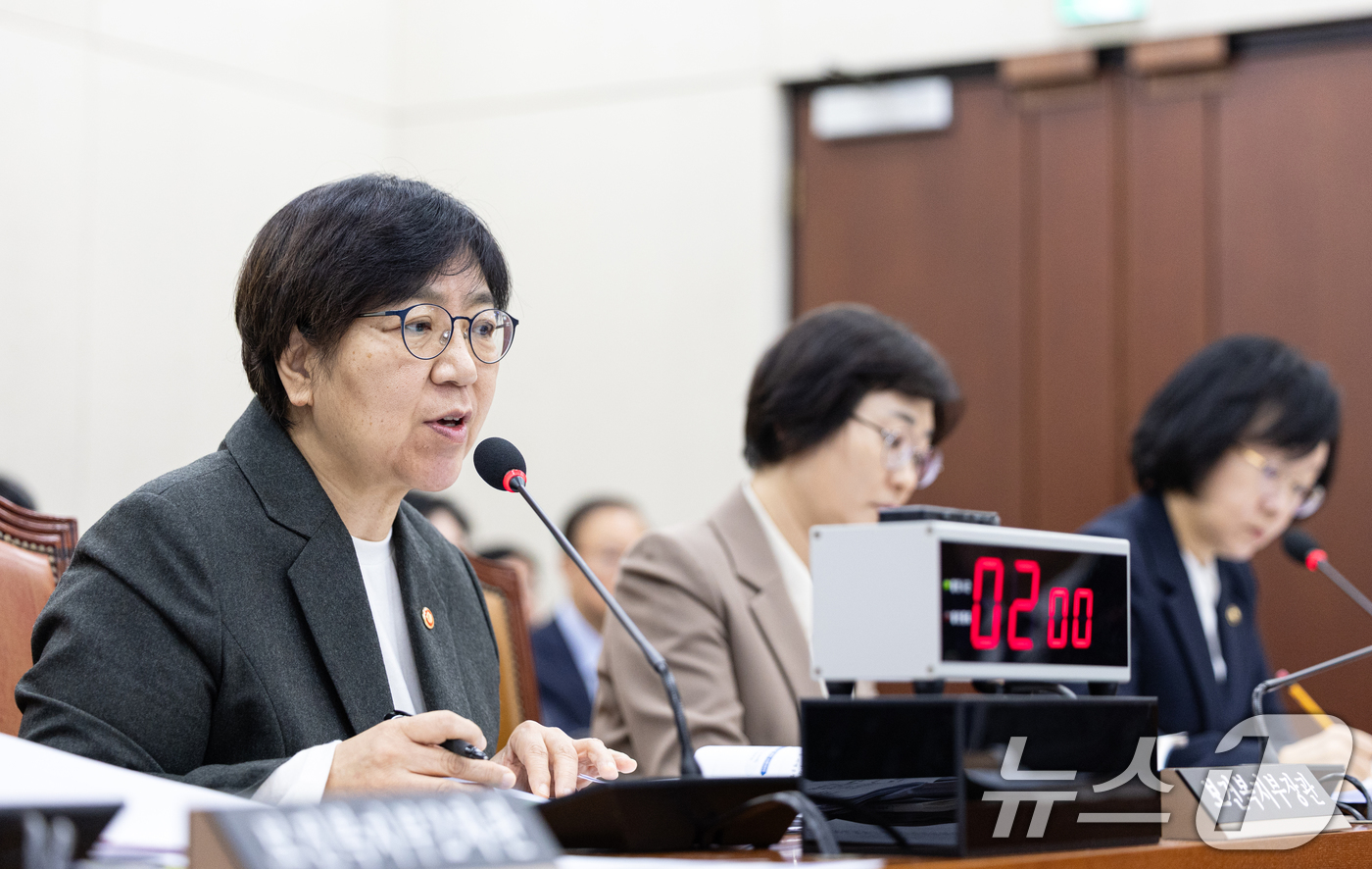 (서울=뉴스1) 이승배 기자 = 정은경 보건복지부 장관이 10일 서울 여의도 국회에서 열린 제429회국회(정기회) 보건복지위원회 제7차 전체회의에 출석해 의원 질의에 답변하고 있다 …