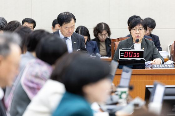 질의 답변하는 정은경 보건복지부 장관