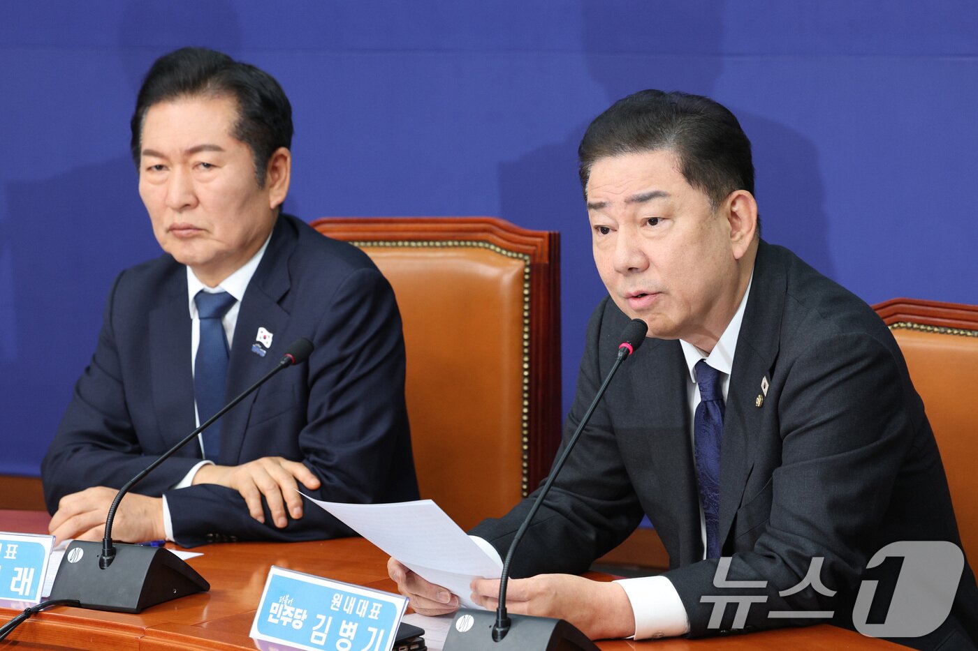 본문 이미지 - 김병기 더불어민주당 원내대표가 10일 서울 여의도 국회에서 열린 최고위원회의에서 발언하고 있다. 2025.11.10/뉴스1 ⓒ News1 신웅수 기자