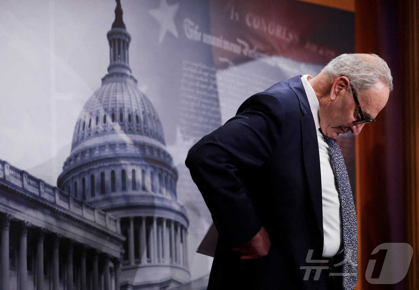 본문 이미지 - 척 슈머 미국 상원 민주당 원내대표(뉴욕)이 9월 30일 예산안 투표를 앞두고 고개를 숙이고 있다. (자료사진) 2025.9.30 ⓒ 로이터=뉴스1 ⓒ News1 강민경 기자