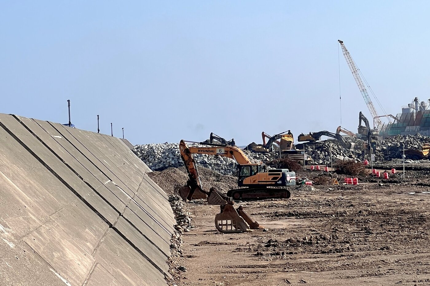 본문 이미지 - 굴삭기가 울릉공항 활주로가 될 곳의 매립토를 정리하고 있다./뉴스1 ⓒ News1 신현우 기자  