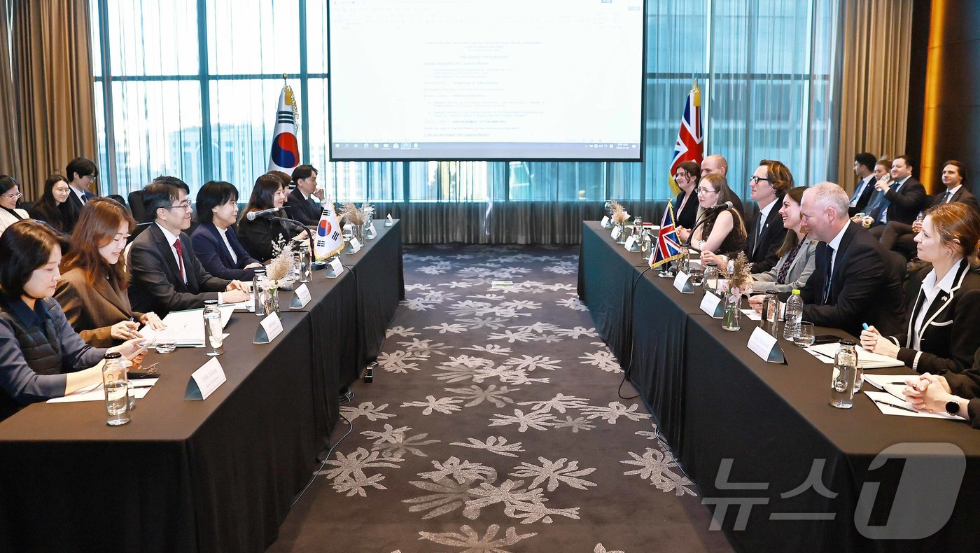 (서울=뉴스1) = 권혜진 산업통상부 통상교섭실장(수석대표)이 10일 서울 여의도 콘래드호텔에서 아담 펜 영국 기업통상부 부국장(수석대표)을 비롯한 한-영 양국 정부대표단이 참석한 …