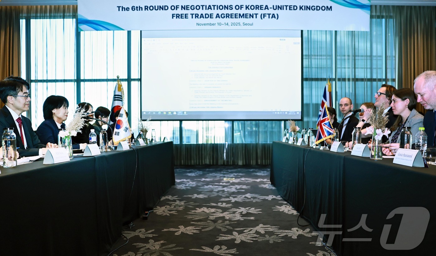 (서울=뉴스1) = 권혜진 산업통상부 통상교섭실장(수석대표)이 10일 서울 여의도 콘래드호텔에서 아담 펜 영국 기업통상부 부국장(수석대표)을 비롯한 한-영 양국 정부대표단이 참석한 …
