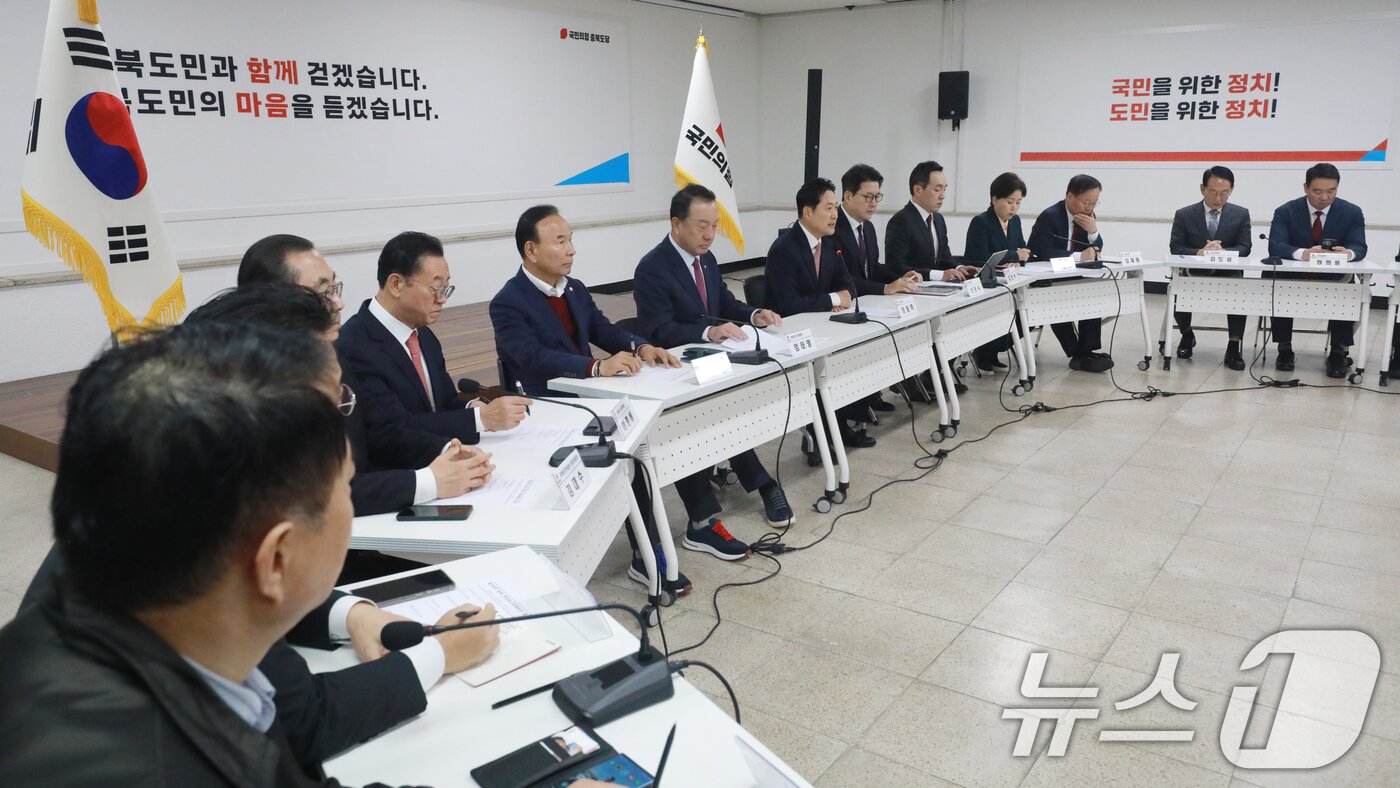 본문 이미지 - 장동혁 국민의힘 대표가 10일 충북 청주시 흥덕구 복대동 충북도당사에서 열린 최고위원회의에서 모두발언을 하고 있다. 2025.11.10/뉴스1 ⓒ News1 김용빈 기자