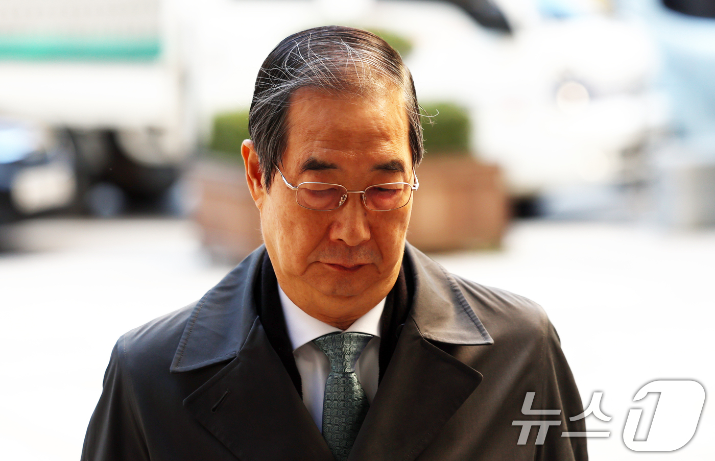 (서울=뉴스1) 김명섭 기자 = 한덕수 전 국무총리가 10일 오전 서울 서초구 서울중앙지방법원에서 열린  내란 우두머리 방조 혐의 1심 속행 공판에 출석하고 있다.  2025.11 …