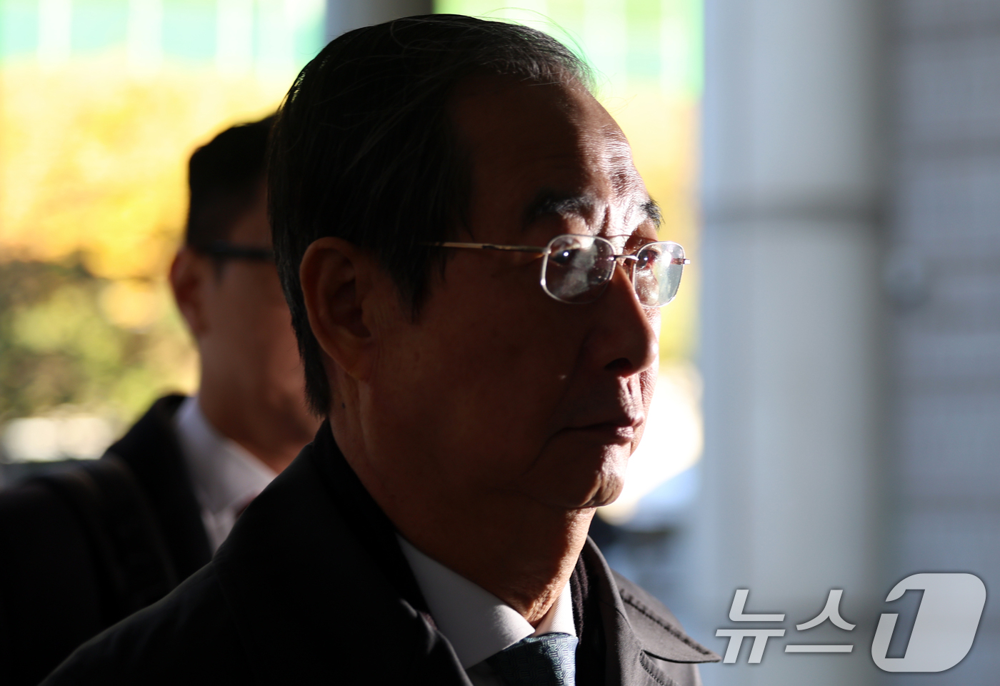 (서울=뉴스1) 김명섭 기자 = 한덕수 전 국무총리가 10일 오전 서울 서초구 서울중앙지방법원에서 열린  내란 우두머리 방조 혐의 1심 속행 공판에 출석하고 있다.  2025.11 …