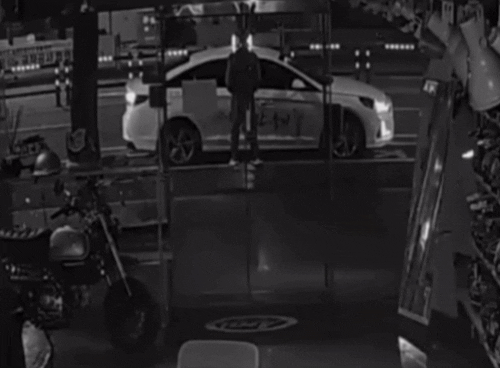 투명비닐에 노란 액체…길에서 소변 본 택시기사, 남의 가게 앞에 '휙'[영상]