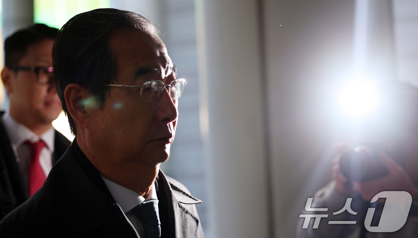 (서울=뉴스1) 김명섭 기자 = 한덕수 전 국무총리가 10일 오전 서울 서초구 서울중앙지방법원에서 열린  내란 우두머리 방조 혐의 1심 속행 공판에 출석하고 있다.  2025.11 …
