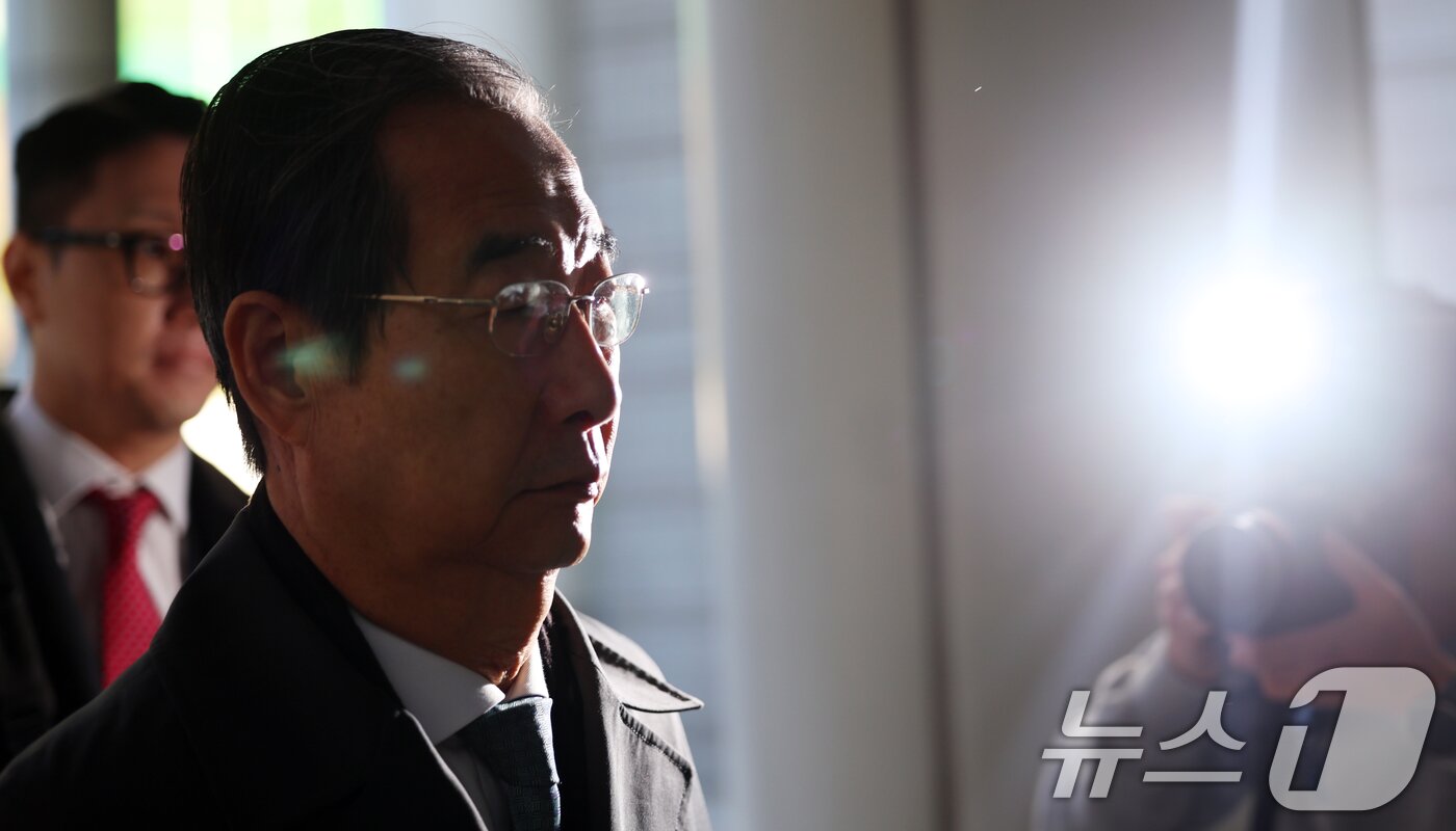 본문 이미지 - 한덕수 전 국무총리가 10일 오전 서울 서초구 서울중앙지방법원에서 열린 내란 우두머리 방조 혐의 1심 속행 공판에 출석하고 있다. 2025.11.10/뉴스1 ⓒ News1 김명섭 기자