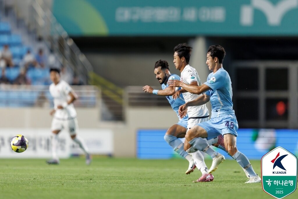 본문 이미지 - 엇갈리는 분위기의 대구와 제주가 2주 뒤 맞붙는다. 그야말로 '단두대 매치'다. (한국프로축구연맹 제공)