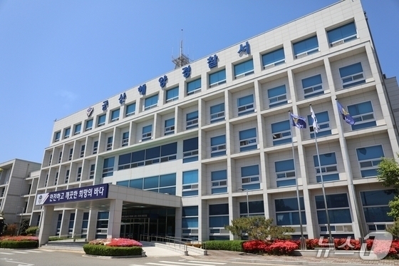 군산 어청도 해상서 중국어선 전복…11명 중 2명 구조(종합)