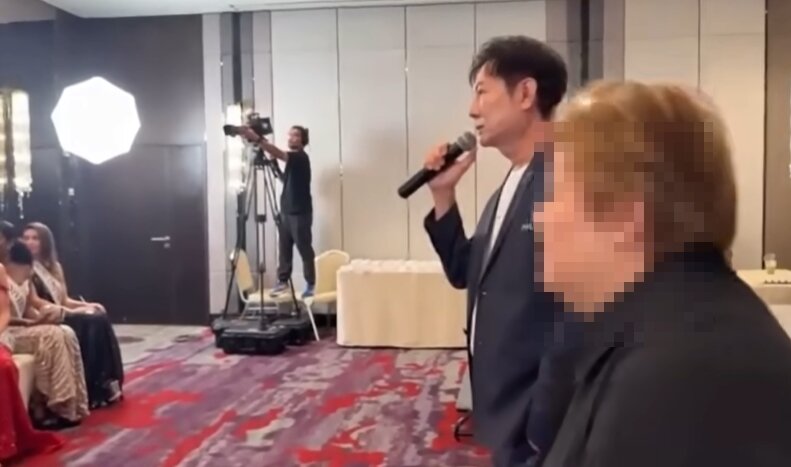 본문 이미지 - 미스 유니버스 준비 행사에서 참가자들을 비난하고 있는 나와트 이차라그리실. 출처=유튜브