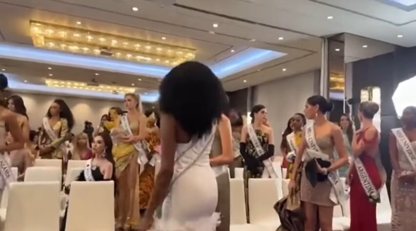 본문 이미지 - 대회 책임자에게 모욕적인 발언을 들은 미스유티버스 참가자들이 단체로 퇴장하고 있다. 출처=유튜브