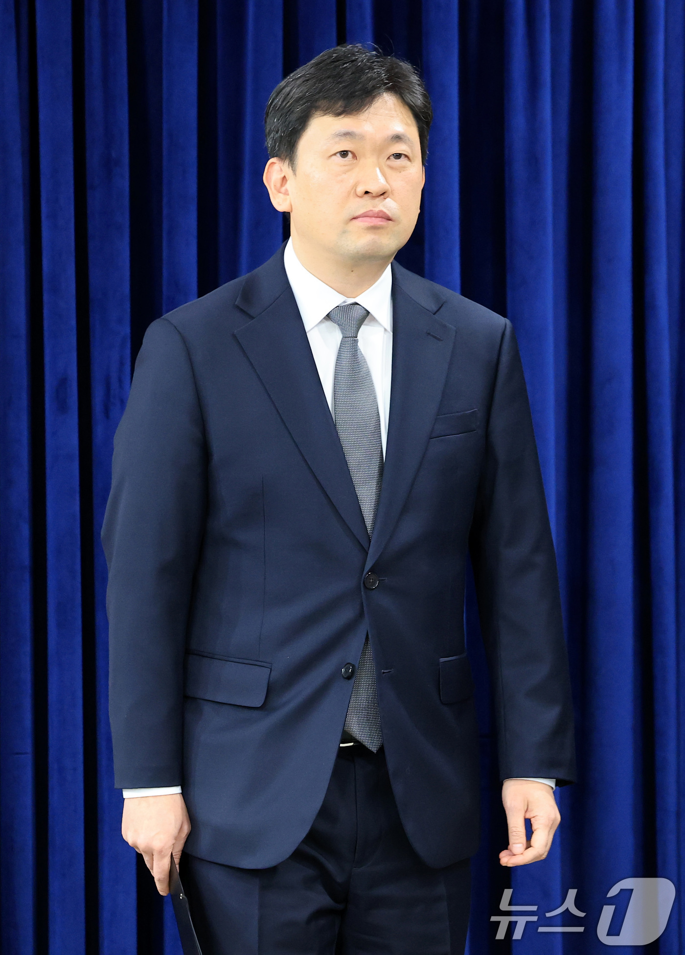 (서울=뉴스1) 임세영 기자 = 윤민호 통일부 대변인이 10일 서울 종로구 정부서울청사 브리핑실에서 정례브리핑을 하기 위해 이동하고 있다. 2025.11.10/뉴스1