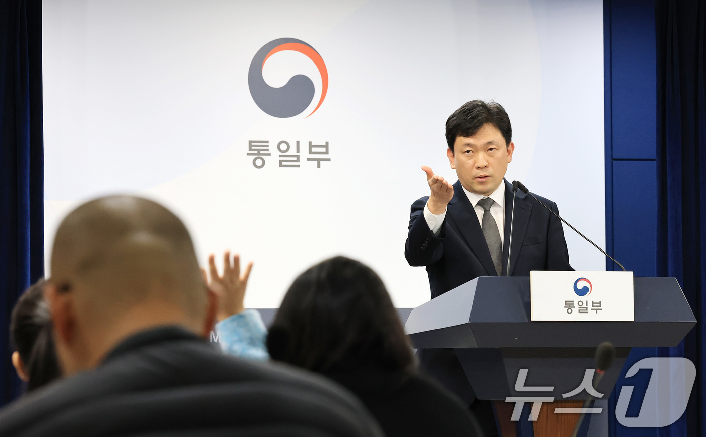 (서울=뉴스1) 임세영 기자 = 윤민호 통일부 대변인이 10일 서울 종로구 정부서울청사 브리핑실에서 열린 정례브리핑에서 취재진의 질문을 받고 있다. 2025.11.10/뉴스1