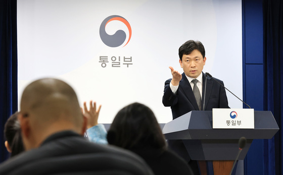 취재진 질문받는 윤민호 통일부 대변인