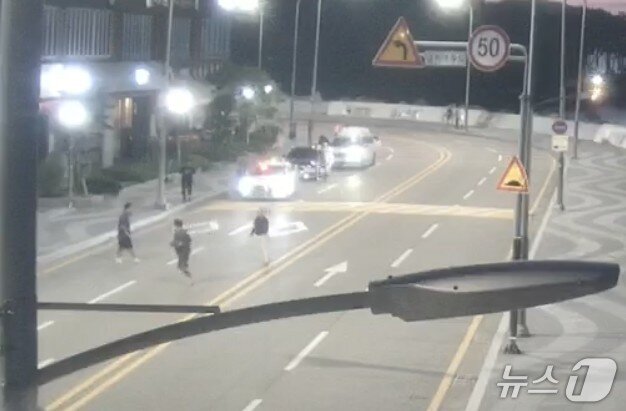 본문 이미지 - 지난 8월 부산 해운대구 한 도로에서 칠성파와 신20세기파 조직원들이 다투고 있다.&#40;부산경찰청 제공. 재판매 및 DB 금지&#41;