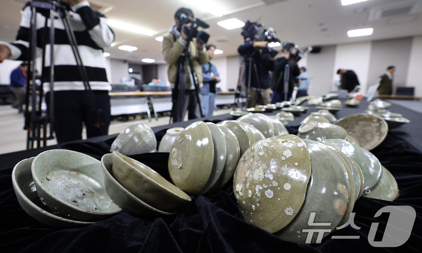 (서울=뉴스1) 김도우 기자 = 10일 서울 종로구 국립고궁박물관에서 열린 태안 마도 해역 수중발굴 조사성과 언론공개회에서 발굴 유물들이 공개되고 있다.국가유산청 국립해양유산연구소 …