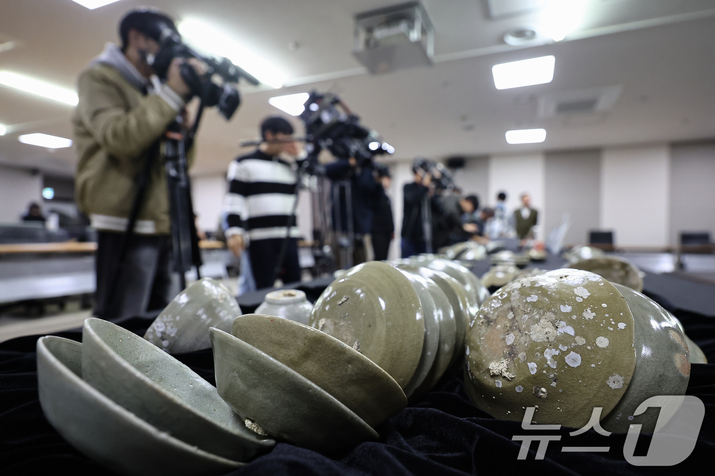 (서울=뉴스1) 김도우 기자 = 10일 서울 종로구 국립고궁박물관에서 열린 태안 마도 해역 수중발굴 조사성과 언론공개회에서 발굴 유물들이 공개되고 있다.국가유산청 국립해양유산연구소 …