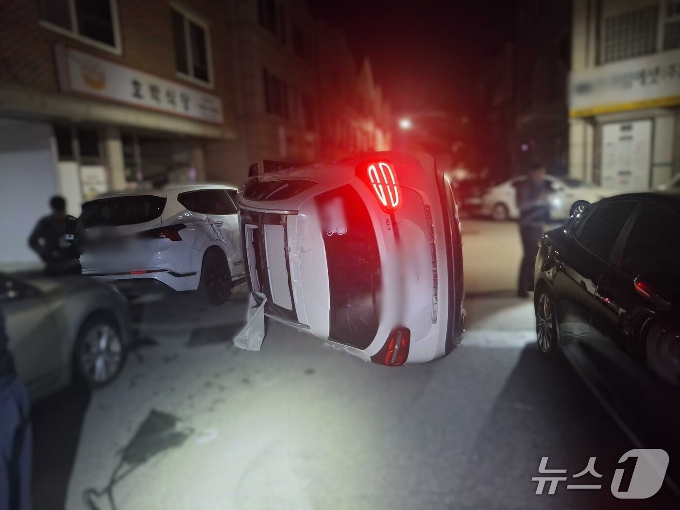 본문 이미지 - 10일 새벽 강릉시 교동의 한 인근 이면도로에서 주차 차량을 들이받고 전도된 사고 차량.&#40;강원도소방본부 제공, 재판매 및 DB 금지&#41; 2025.11.10/뉴스1