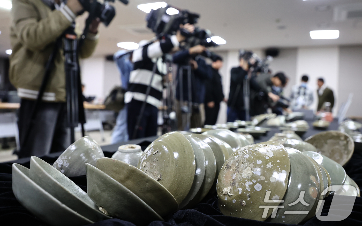 (서울=뉴스1) 김도우 기자 = 10일 서울 종로구 국립고궁박물관에서 열린 태안 마도 해역 수중발굴 조사성과 언론공개회에서 발굴 유물들이 공개되고 있다.국가유산청 국립해양유산연구소 …