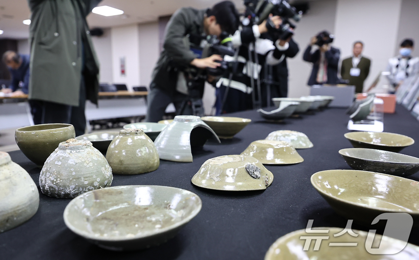 (서울=뉴스1) 김도우 기자 = 10일 서울 종로구 국립고궁박물관에서 열린 태안 마도 해역 수중발굴 조사성과 언론공개회에서 발굴 유물들이 공개되고 있다.국가유산청 국립해양유산연구소 …