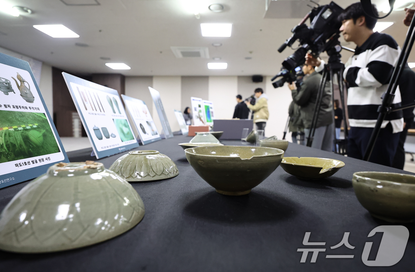 (서울=뉴스1) 김도우 기자 = 10일 서울 종로구 국립고궁박물관에서 열린 태안 마도 해역 수중발굴 조사성과 언론공개회에서 발굴 유물들이 공개되고 있다.국가유산청 국립해양유산연구소 …