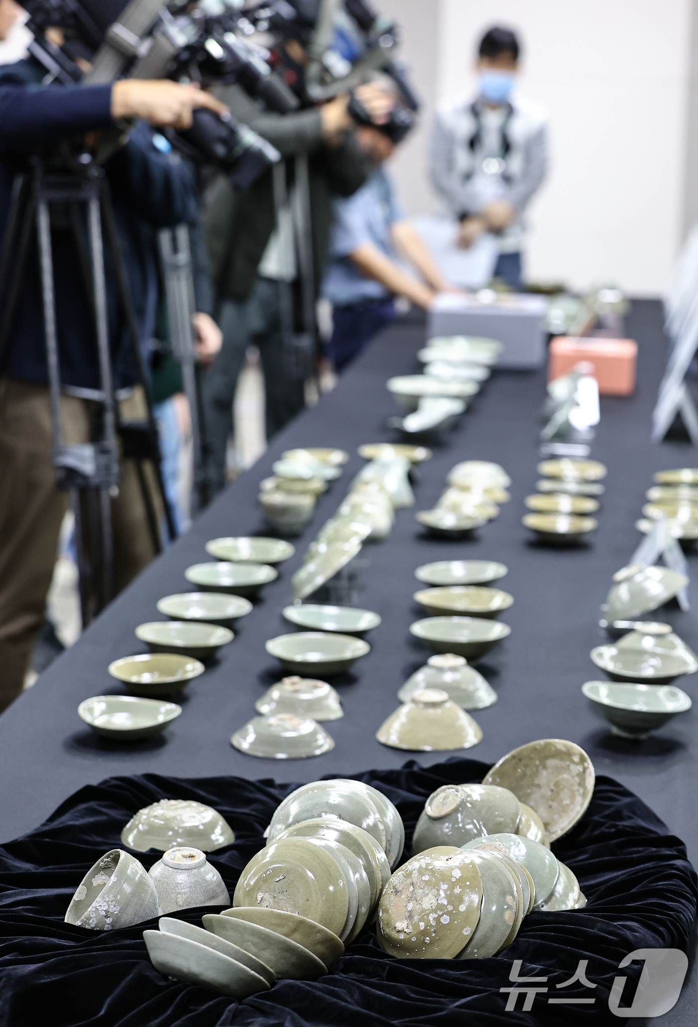 (서울=뉴스1) 김도우 기자 = 10일 서울 종로구 국립고궁박물관에서 열린 태안 마도 해역 수중발굴 조사성과 언론공개회에서 발굴 유물들이 공개되고 있다.국가유산청 국립해양유산연구소 …