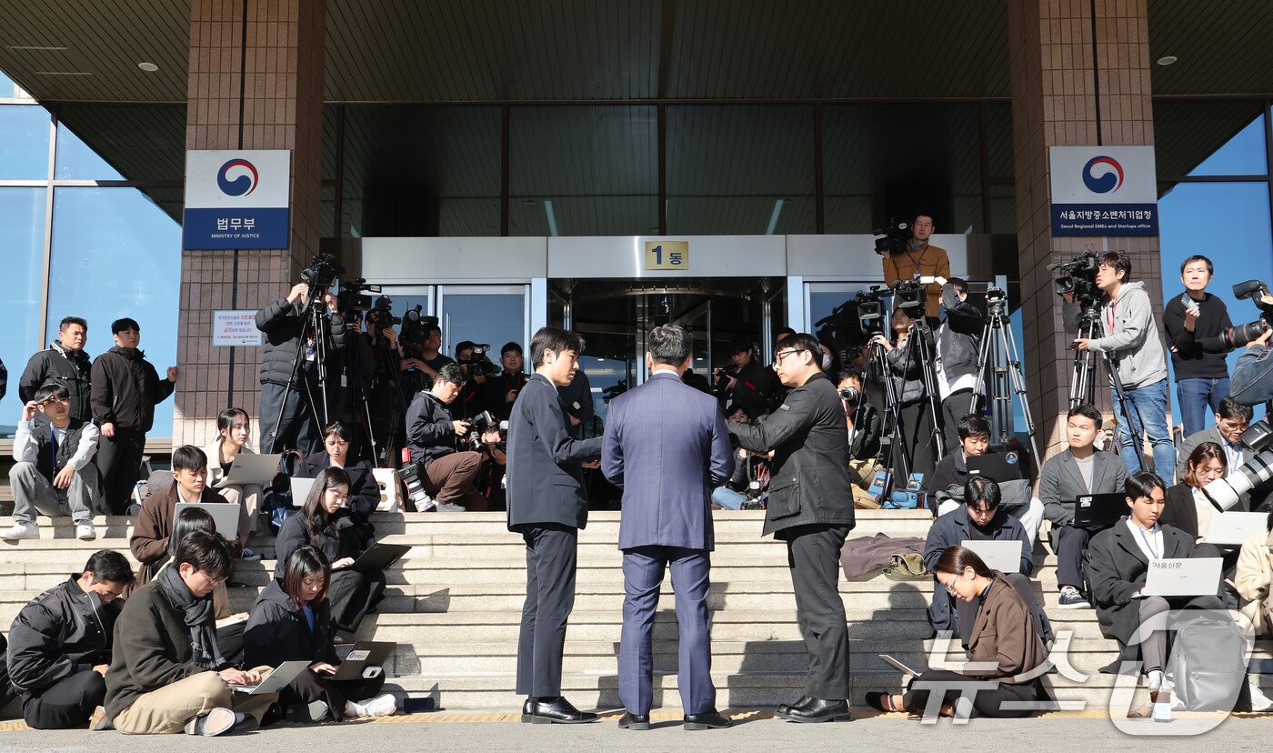 본문 이미지 - 정성호 법무부 장관이 10일 오전 경기 정부과천청사 법무부 출입구에서 최근 검찰이 대장동 개발비리 의혹 사건 1심 선고에 대한 항소를 포기한 것과 관련한 입장을 밝히고 있다. 2025.11.10/뉴스1 ⓒ News1 장수영 기자