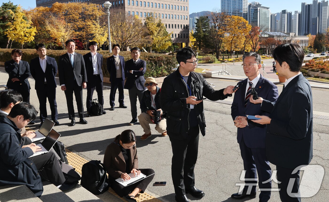 본문 이미지 - 정성호 법무부 장관이 10일 오전 경기 정부과천청사 법무부 출입구에서 최근 검찰이 대장동 개발비리 의혹 사건 1심 선고에 대한 항소를 포기한 것과 관련한 입장을 밝히고 있다. 2025.11.10/뉴스1 ⓒ News1 장수영 기자