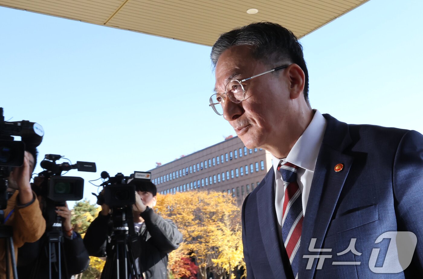 본문 이미지 - 정성호 법무부 장관이 10일 오전 경기 정부과천청사 법무부 출입구에서 최근 검찰이 대장동 개발비리 의혹 사건 1심 선고에 대한 항소를 포기한 것과 관련한 입장을 밝힌 뒤 청사로 들어가고 있다. 2025.11.10/뉴스1 ⓒ News1 장수영 기자