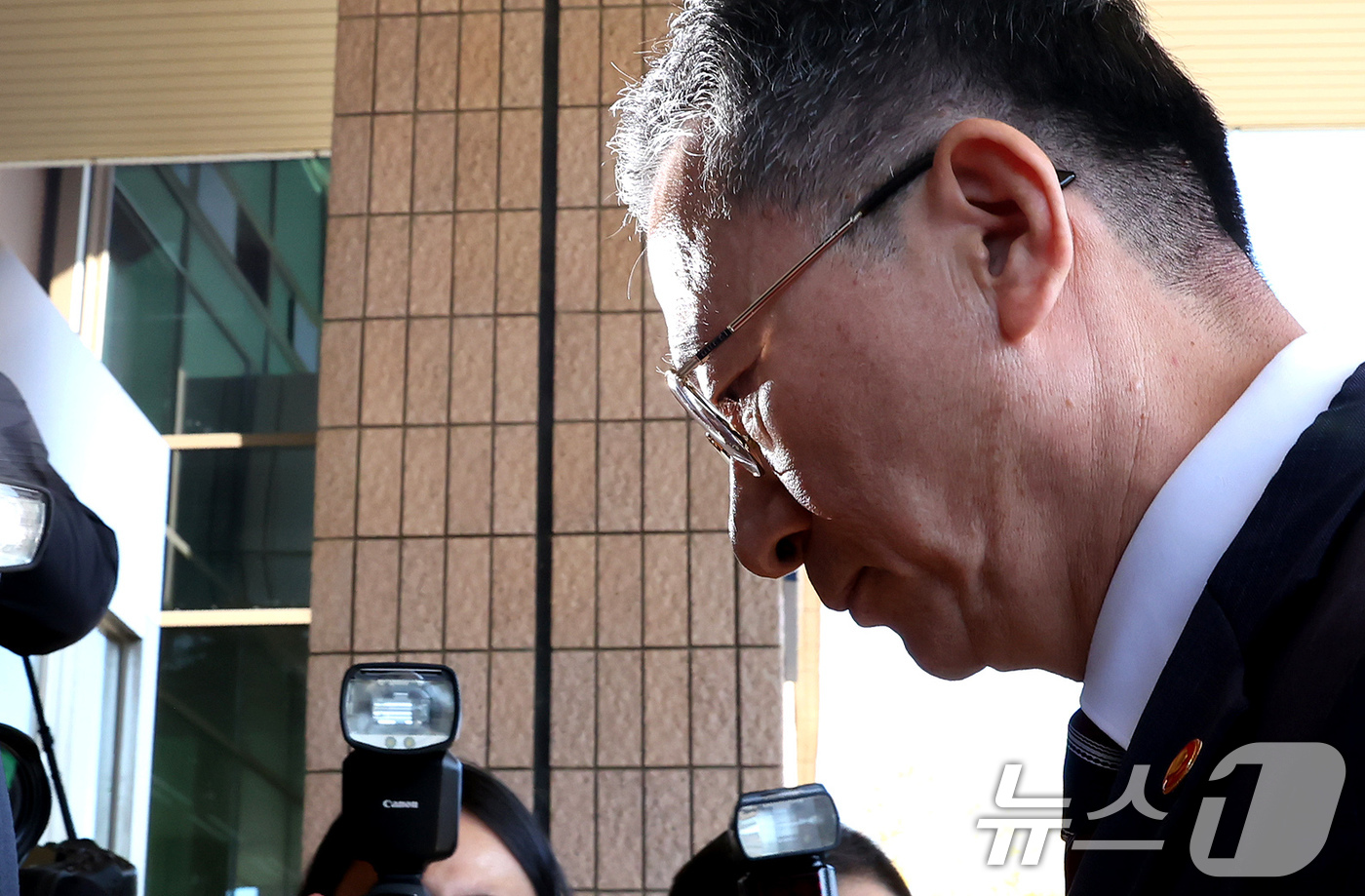 (과천=뉴스1) 장수영 기자 = 정성호 법무부 장관이 10일 오전 경기 정부과천청사 법무부 출입구에서 최근 검찰이 대장동 개발비리 의혹 사건 1심 선고에 대한 항소를 포기한 것과 …
