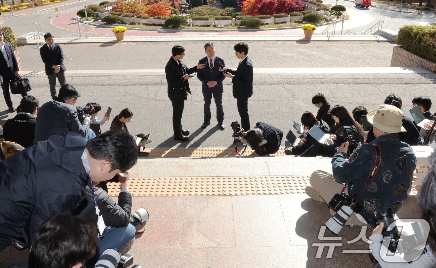 본문 이미지 - 정성호 법무부 장관이 10일 오전 경기 정부과천청사 법무부 출입구에서 최근 검찰이 대장동 개발비리 의혹 사건 1심 선고에 대한 항소를 포기한 것과 관련한 입장을 밝히고 있다. 2025.11.10/뉴스1 ⓒ News1 장수영 기자
