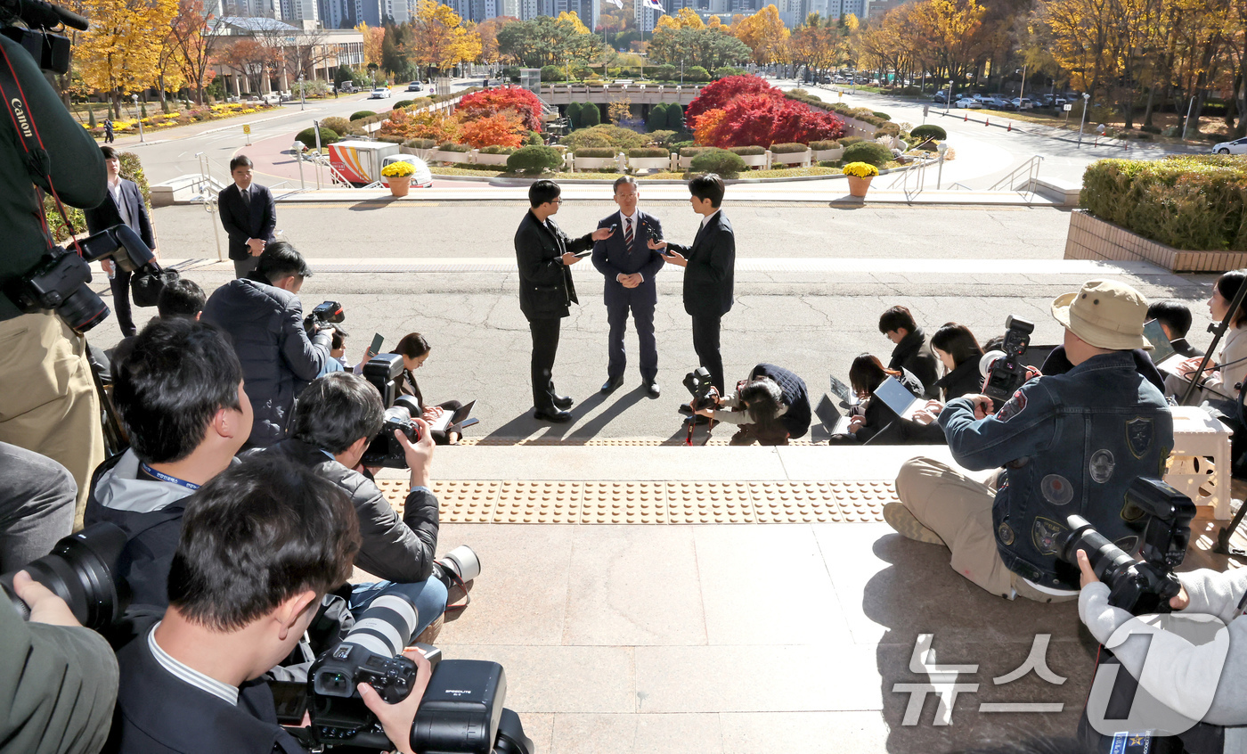 (과천=뉴스1) 장수영 기자 = 정성호 법무부 장관이 10일 오전 경기 정부과천청사 법무부 출입구에서 최근 검찰이 대장동 개발비리 의혹 사건 1심 선고에 대한 항소를 포기한 것과 …