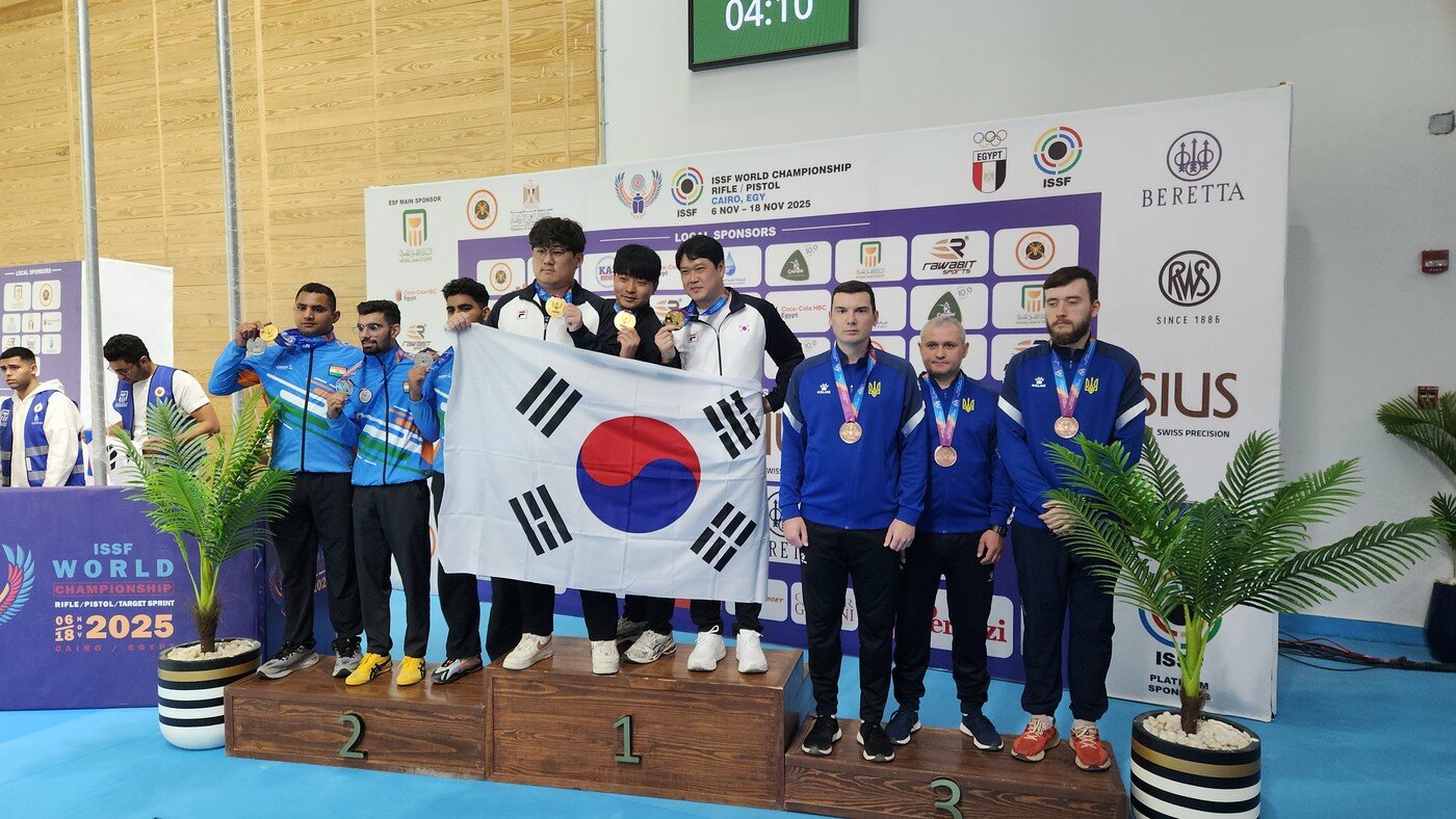 본문 이미지 - 50m 남자 권총 단체전에서 금메달을 차지한 배재범, 김청용, 소승섭&#40;왼쪽부터/대한사격연맹 제공&#41;