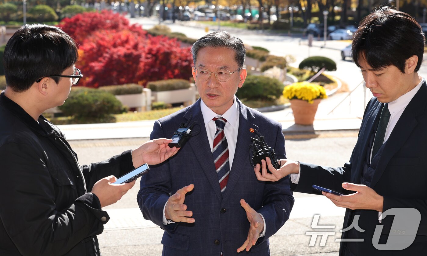 본문 이미지 - 정성호 법무부 장관이 10일 오전 경기 정부과천청사 법무부 출입구에서 최근 검찰이 대장동 개발비리 의혹 사건 1심 선고에 대한 항소를 포기한 것과 관련한 입장을 밝히고 있다. ⓒ News1 장수영 기자