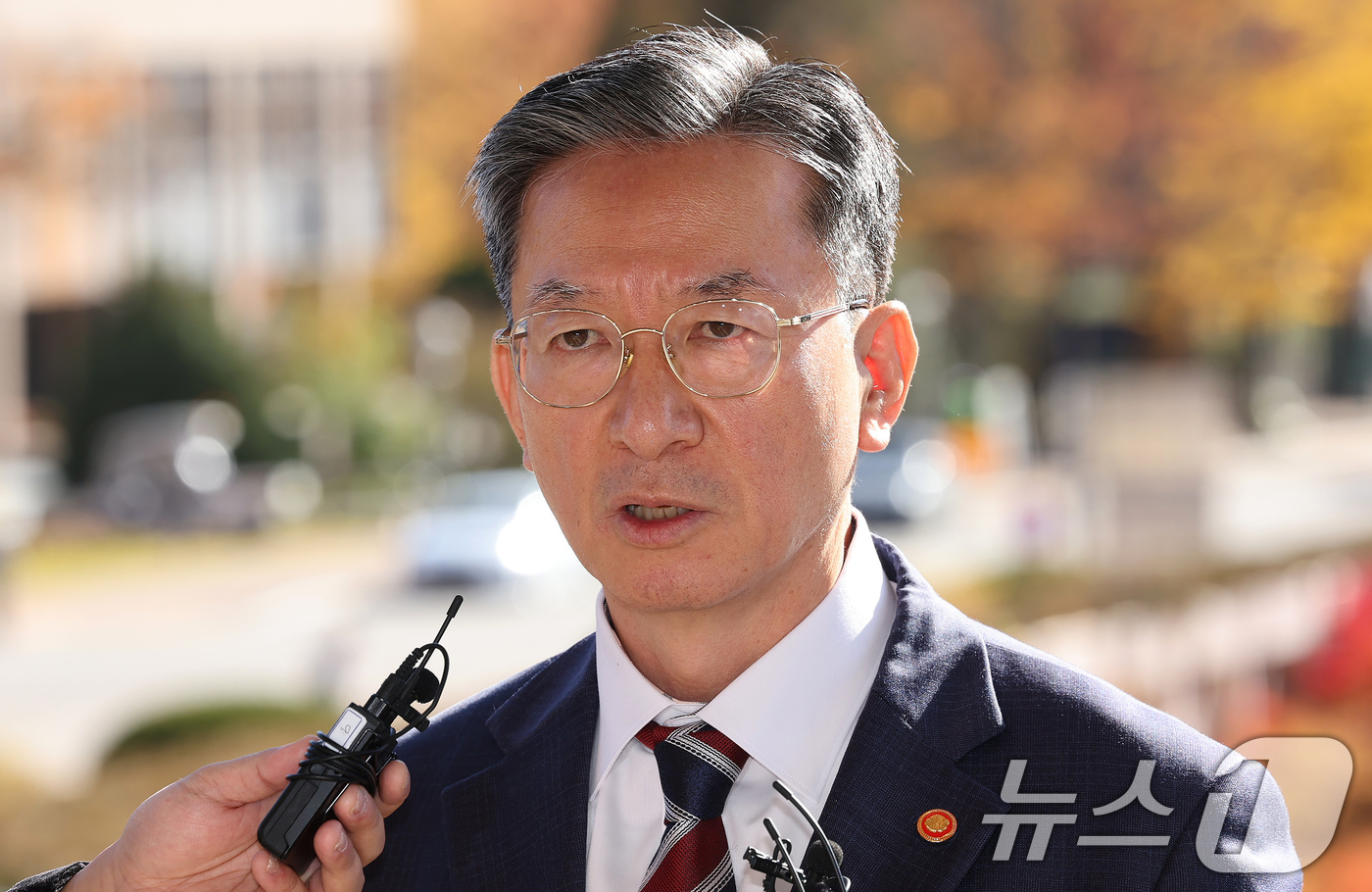 (과천=뉴스1) 장수영 기자 = 정성호 법무부 장관이 10일 오전 경기 정부과천청사 법무부 출입구에서 최근 검찰이 대장동 개발비리 의혹 사건 1심 선고에 대한 항소를 포기한 것과 …