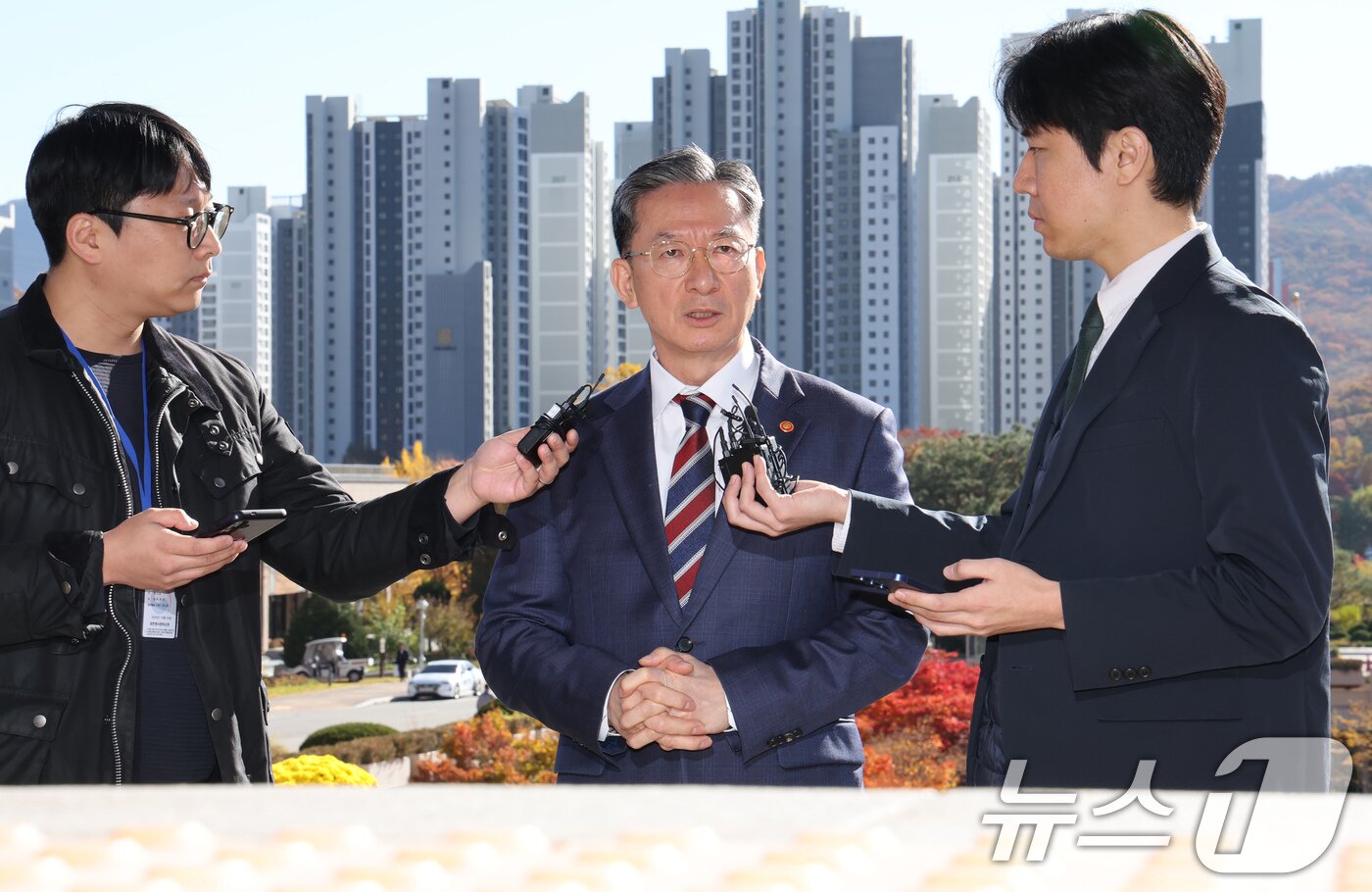 본문 이미지 - 정성호 법무부 장관이 10일 오전 경기 정부과천청사 법무부 출입구에서 최근 검찰이 대장동 개발비리 의혹 사건 1심 선고에 대한 항소를 포기한 것과 관련한 입장을 밝히고 있다. 2025.11.10/뉴스1 ⓒ News1 장수영 기자