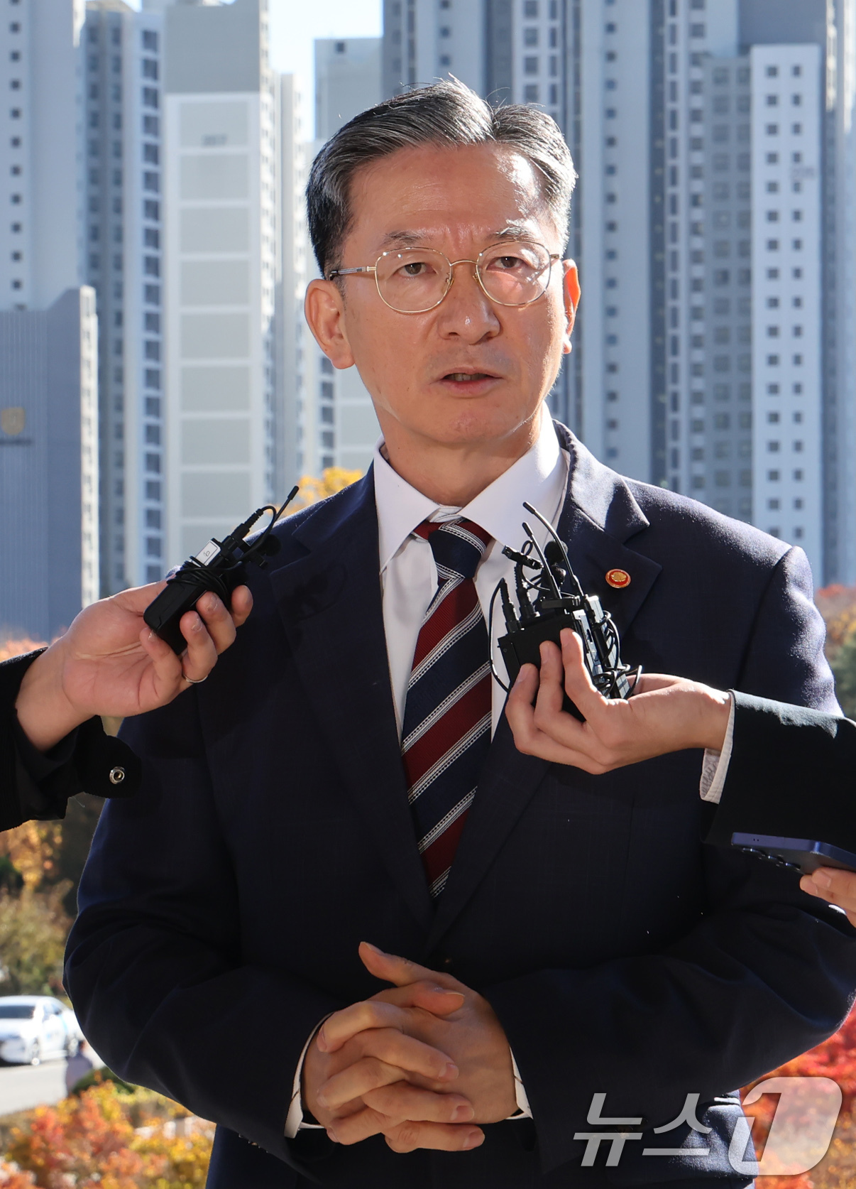 (과천=뉴스1) 장수영 기자 = 정성호 법무부 장관이 10일 오전 경기 정부과천청사 법무부 출입구에서 최근 검찰이 대장동 개발비리 의혹 사건 1심 선고에 대한 항소를 포기한 것과 …