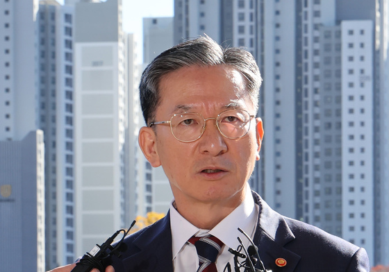 취재진 만나 질의에 답변하는 정성호 장관