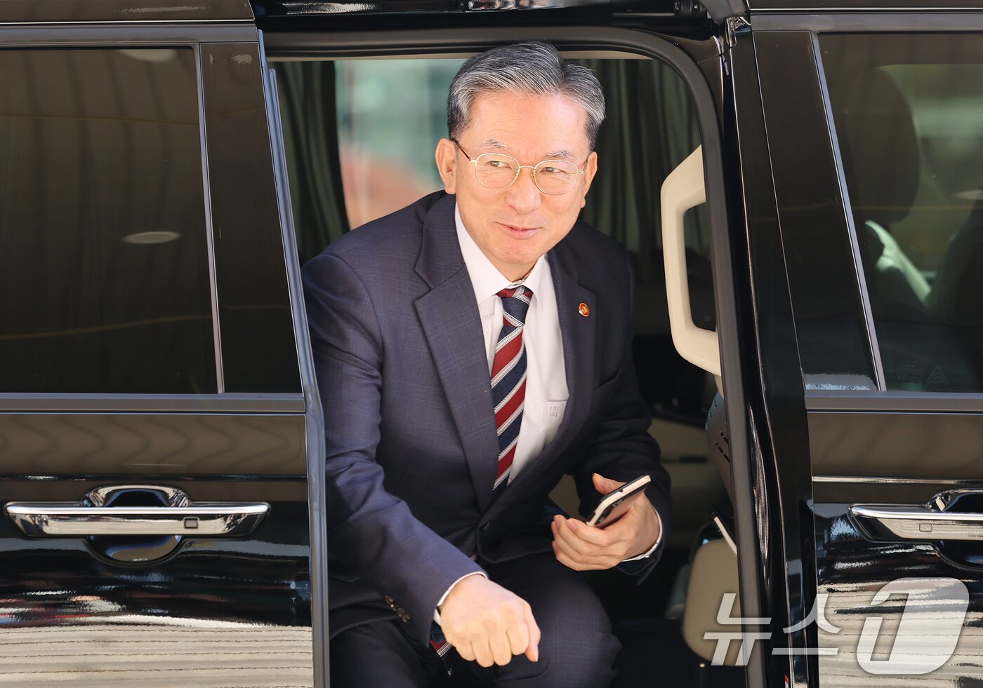 본문 이미지 - 정성호 법무부 장관이 10일 오전 경기 정부과천청사 법무부 출입구에서 최근 검찰이 대장동 개발비리 의혹 사건 1심 선고에 대한 항소를 포기한 것과 관련한 입장을 밝히기 위해 차량에서 내리고 있다. 2025.11.10/뉴스1 ⓒ News1 장수영 기자